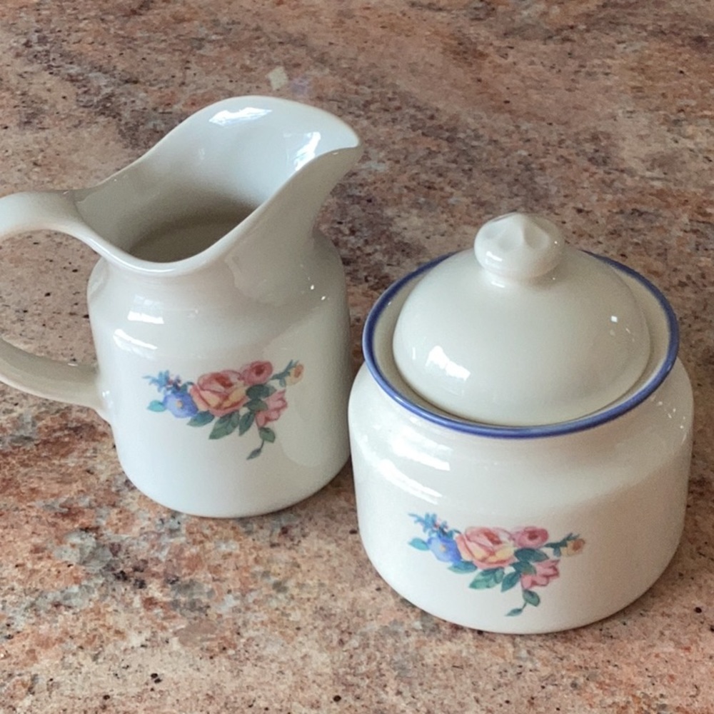 Pfaltzgraff sugar bowl and creamer set